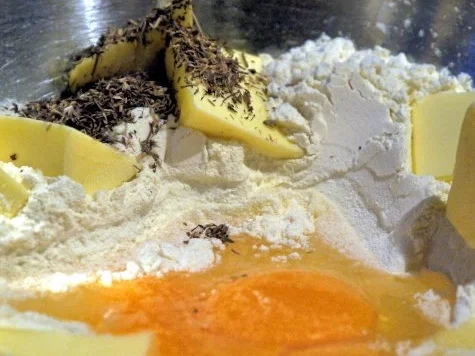 Rezept: Tarte mit Rotwein-Balsamico-Zwiebeln Bild Nr. 2 Tarte mit Rotwein-Balsamico-Zwiebeln - Rezept - Bild Nr. 2