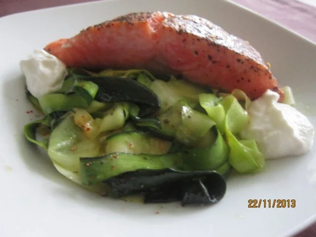 Rezept: Lachs im Zucchinibett mit einem Sahne-Meerrettich -Dip Lachs im Zucchinibett mit einem Sahne-Meerrettich -Dip - Rezept