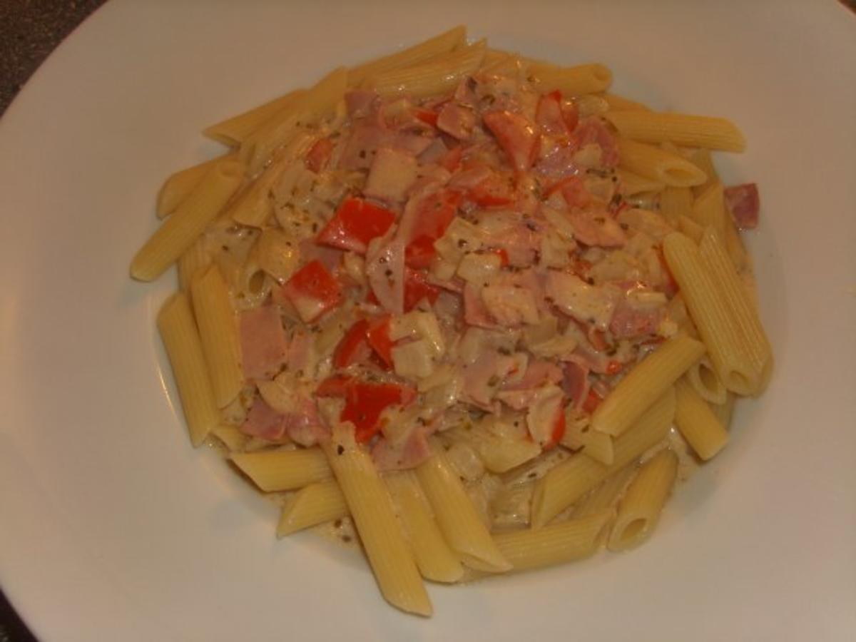 Pasta mit Paprika-Schinken-Sahne Soße - Rezept