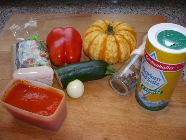 Mikrowellenkürbis mit Hirse-Gemüsefüllung und roter Paprikasauce - Rezept - Bild Nr. 2