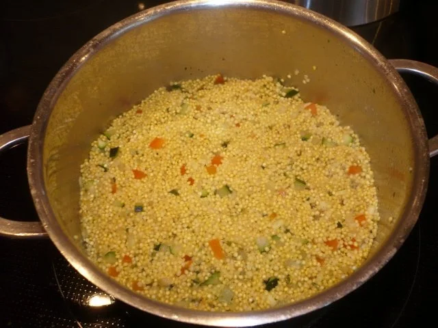 Mikrowellenkürbis mit Hirse-Gemüsefüllung und roter Paprikasauce - Rezept - Bild Nr. 3