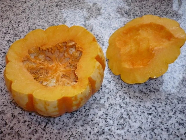 Mikrowellenkürbis mit Hirse-Gemüsefüllung und roter Paprikasauce - Rezept - Bild Nr. 4