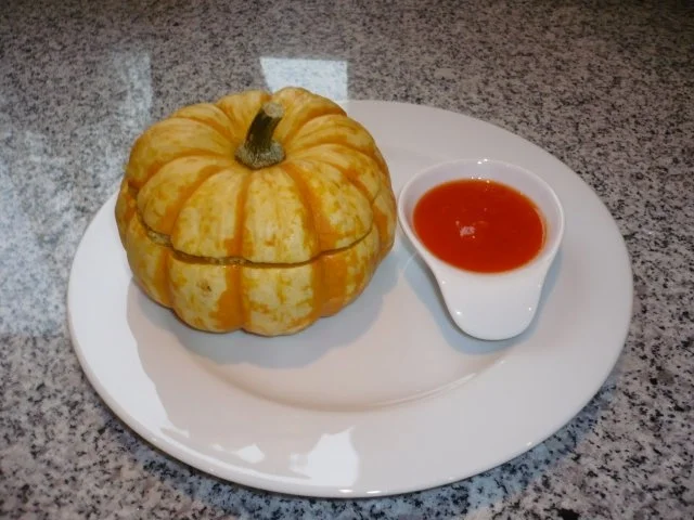 Mikrowellenkürbis mit Hirse-Gemüsefüllung und roter Paprikasauce - Rezept - Bild Nr. 6