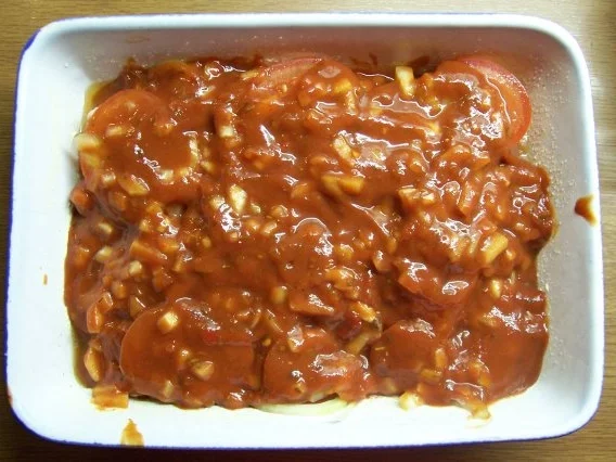 Putensteaks mit Champignons, Tomaten in Chilisoße überbacken - Rezept