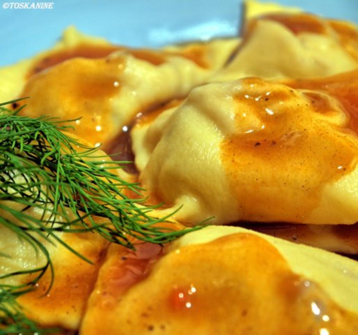 Ravioli mit Hühnchen-Cranberry-Füllung, dazu Cranberry-Sauce - Rezept