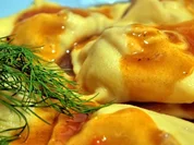 Ravioli mit Hühnchen-Cranberry-Füllung, dazu Cranberry-Sauce - Rezept