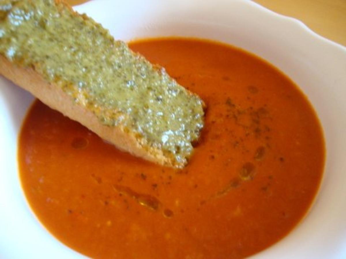 schnelle heiße Tomaten - Grapefruit Suppe mit Pesto Schnitte - Rezept