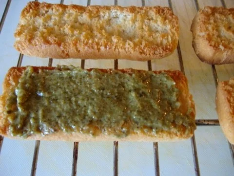 schnelle heiße Tomaten - Grapefruit Suppe mit Pesto Schnitte - Rezept - Bild Nr. 12