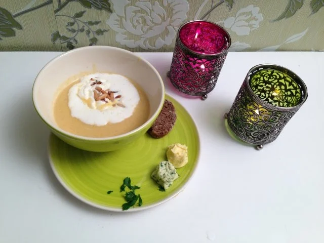 Pastinaken-Cremesuppe mit Orangen und gerösteten Pinienkernen, dazu selbstgemachtes Brot - Rezept