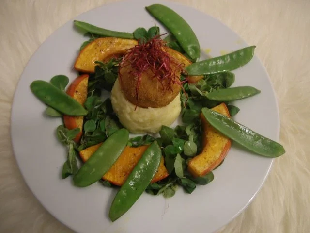 Gebackenes Landei mit Kartoffel-Pastinaken-Püree,  Kürbisspalten und Zuckerschoten - Rezept