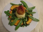 Rezept: Gebackenes Landei mit Kartoffel-Pastinaken-Pรผree, Kรผrbisspalten und Zuckerschoten Gebackenes Landei mit Kartoffel-Pastinaken-Pรผree, Kรผrbisspalten und Zuckerschoten - Rezept