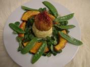 Gebackenes Landei mit Kartoffel-Pastinaken-Püree,  Kürbisspalten und Zuckerschoten - Rezept