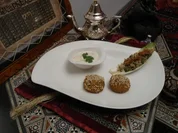 Falafel-Bällchen mit Taboulé-Salat und Sesampaste - Rezept