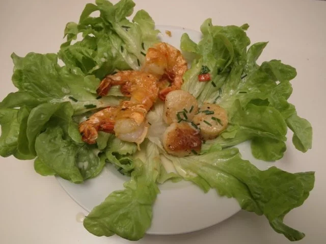 Jakobsmuscheln in Crémant und Chiligambas auf Eichblattsalat - Rezept