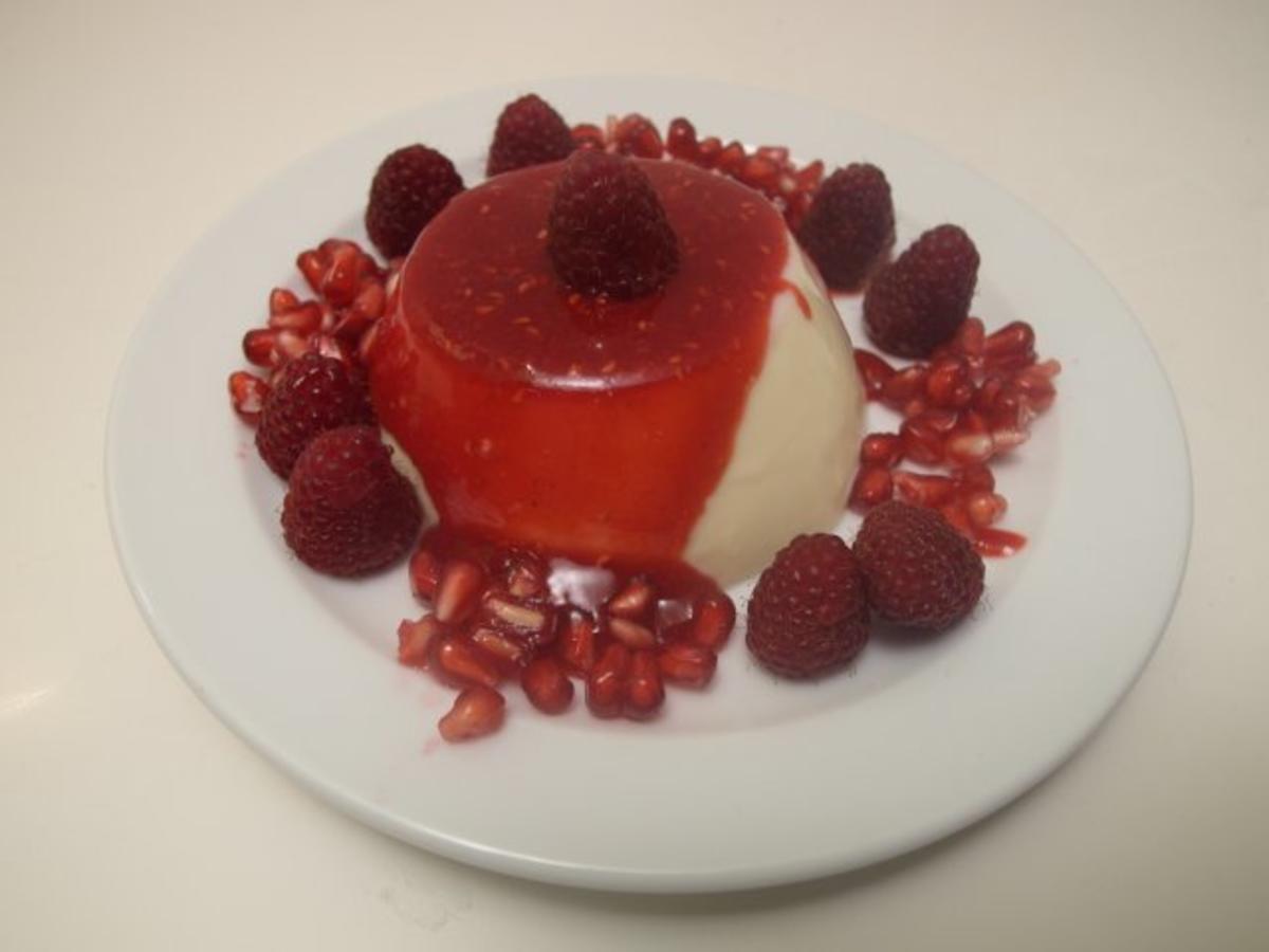 Panna cotta mit Himbeersauce und frischen Beeren - einfach - von Das ...