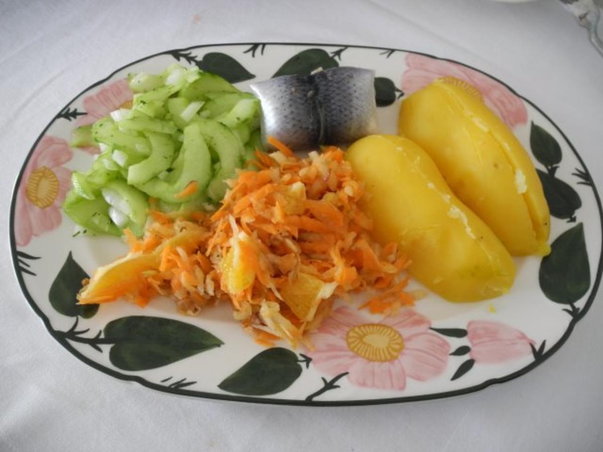 Bilder für Fisch : Bismarckhering mit Pellkartoffeln, dazu Gurken - und Karotten-Apfel-Orangen-Salat - Rezept