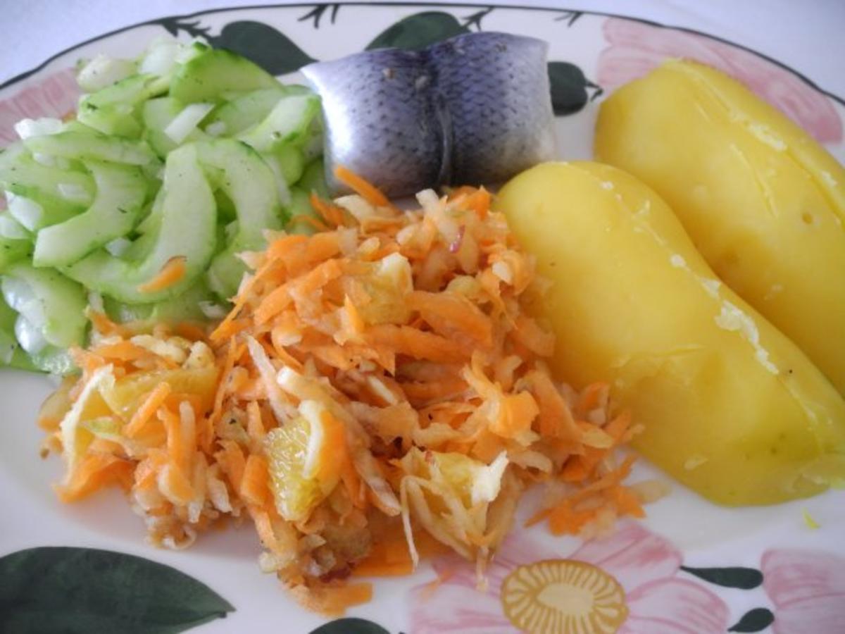 Fisch : Bismarckhering mit Pellkartoffeln, dazu Gurken - und Karotten-Apfel-Orangen-Salat - Rezept - Bild Nr. 2