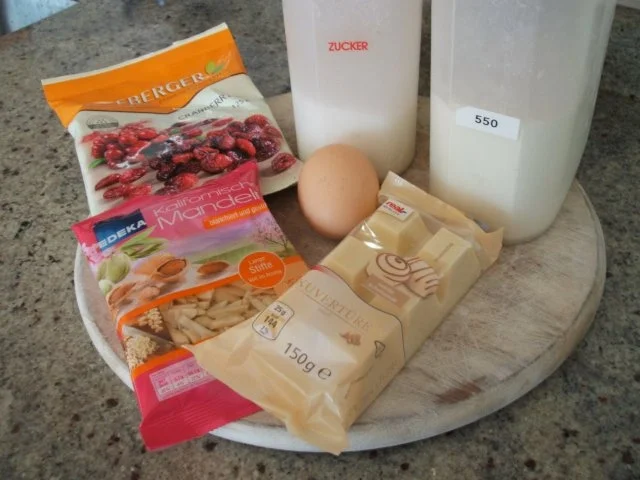 Rezept: Plätzchen: Weiße Mandelhäufchen mit Cranberries Bild Nr. 2 Plätzchen: Weiße Mandelhäufchen mit Cranberries - Rezept - Bild Nr. 2