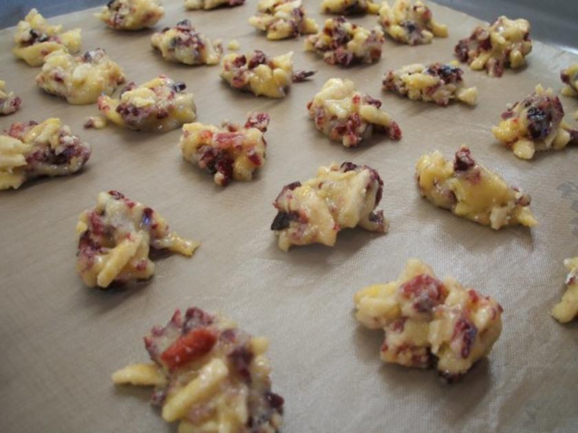 Plätzchen: Weiße Mandelhäufchen mit Cranberries - Rezept - kochbar.de