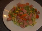 Butternudeln mit Gemüse und Frühstücksfleisch - Rezept
