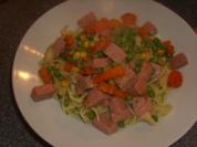Butternudeln mit Gemüse und Frühstücksfleisch - Rezept