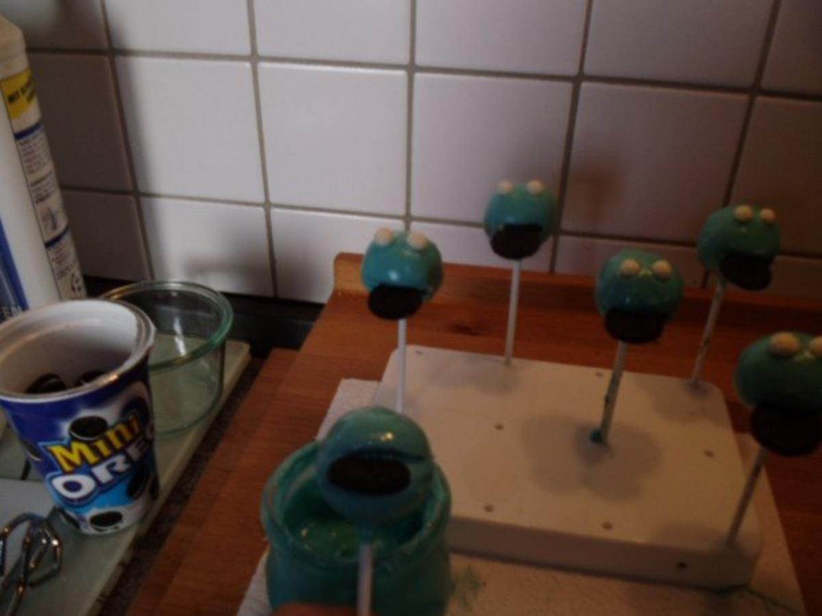 Leed pols Emuleren Cake Pops - Krümelmonster - mit schokoladiger - dunkler - Füllung - Rezept  - kochbar.de