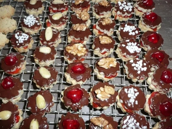 Weihnachtsgebäck : Nuss - Marzipantaler ca 90 Stück - Rezept