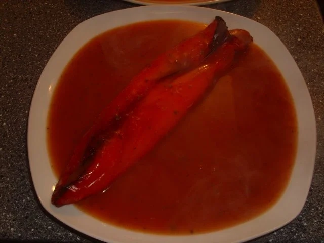 Gefüllte Spitzpaprika mit Käsewürstchen und Tomatensoße - Rezept