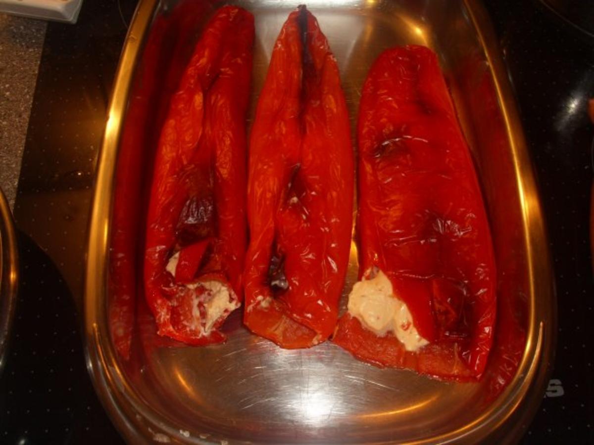 Gefüllte Spitzpaprika mit Käsewürstchen und Tomatensoße - Rezept - Bild Nr. 3