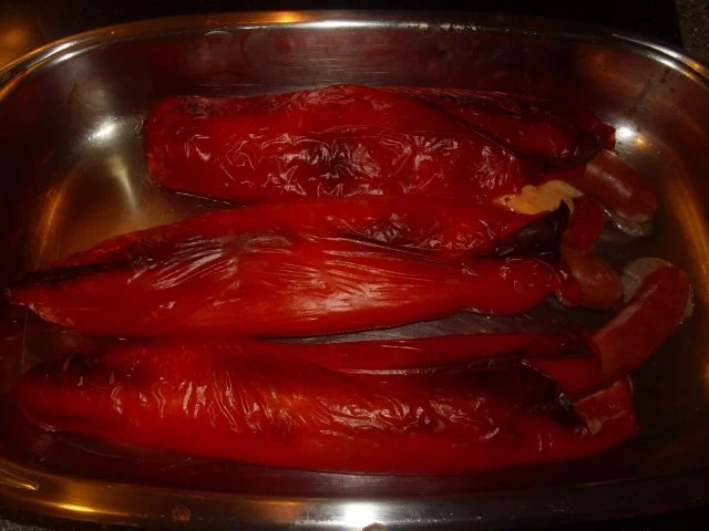 Gefüllte Spitzpaprika mit Käsewürstchen und Tomatensoße - Rezept - Bild Nr. 5