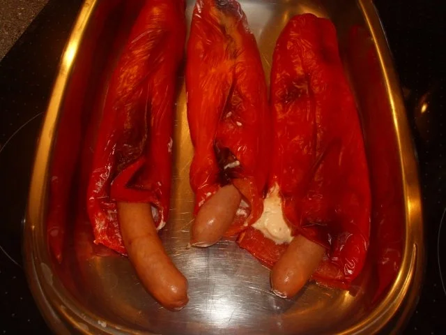 Gefüllte Spitzpaprika mit Käsewürstchen und Tomatensoße - Rezept - Bild Nr. 4