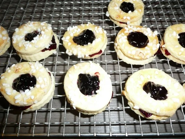 Rezept: Weihnachtsgebäck : Hausfreunde oder Holunderringe. Ca. 30 Stück Weihnachtsgebäck : Hausfreunde oder Holunderringe. Ca. 30 Stück - Rezept