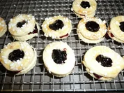 Weihnachtsgebäck :  Hausfreunde oder Holunderringe. Ca. 30 Stück - Rezept