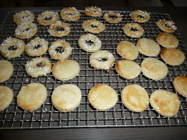 Rezept: Weihnachtsgebäck : Hausfreunde oder Holunderringe. Ca. 30 Stück Bild Nr. 4 Weihnachtsgebäck : Hausfreunde oder Holunderringe. Ca. 30 Stück - Rezept - Bild Nr. 4