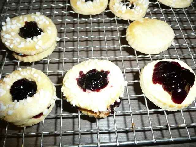 Rezept: Weihnachtsgebäck : Hausfreunde oder Holunderringe. Ca. 30 Stück Bild Nr. 5 Weihnachtsgebäck : Hausfreunde oder Holunderringe. Ca. 30 Stück - Rezept - Bild Nr. 5