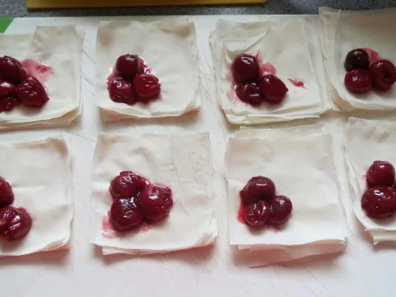 Rezept: Backen: Söbiyet mit Sauerkirschen / Kirsch-Baklava Bild Nr. 3 Backen: Söbiyet mit Sauerkirschen / Kirsch-Baklava - Rezept - Bild Nr. 3