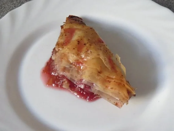 Rezept: Backen: Söbiyet mit Sauerkirschen / Kirsch-Baklava Backen: Söbiyet mit Sauerkirschen / Kirsch-Baklava - Rezept