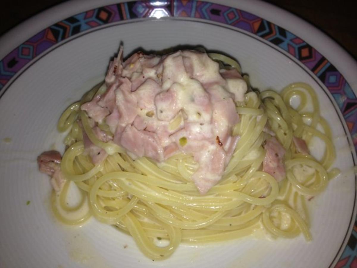 Nudeln in Käsesahnesauce - schnell &amp; einfach - 368 kcal/100g