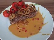 Rindersteaks mit fritierten Zwiebelringen und Tomaten - Rezept