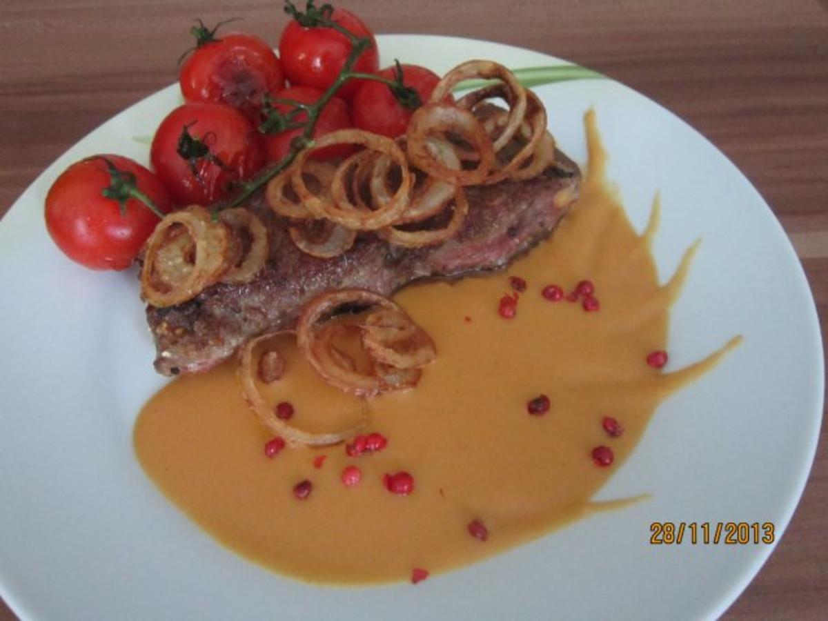 Bilder für Rindersteaks mit fritierten Zwiebelringen und Tomaten - Rezept