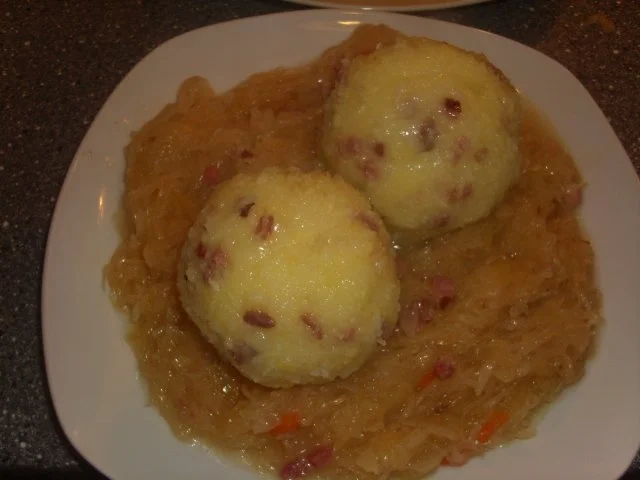 Schmorsauerkraut mit Schinken-Knödel - Rezept