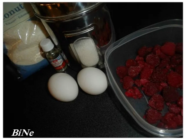 Rezept: BiNe` S KOKOSMAKRONENBÆUME MIT HIMBEEREN Bild Nr. 3 BiNe` S KOKOSMAKRONENBÆUME MIT HIMBEEREN - Rezept - Bild Nr. 3