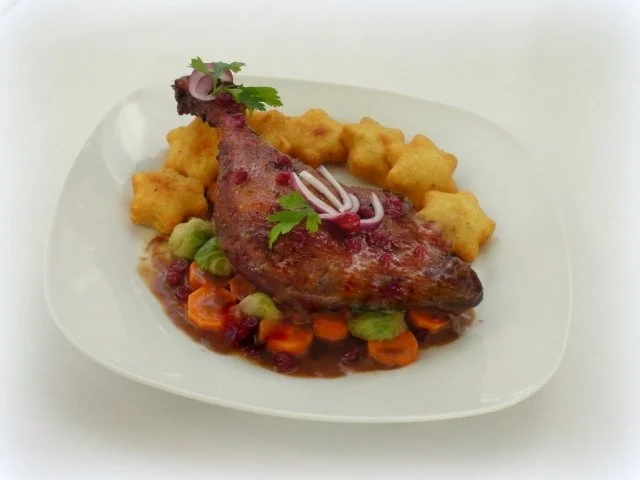 Rezept: Barbarie-Entenkeulen mit Portwein-Preiselbeersauce und Kartoffelteig-Sternen Bild Nr. 2 Barbarie-Entenkeulen mit Portwein-Preiselbeersauce und Kartoffelteig-Sternen - Rezept - Bild Nr. 2