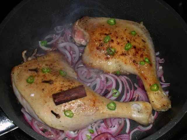 Rezept: Barbarie-Entenkeulen mit Portwein-Preiselbeersauce und Kartoffelteig-Sternen Bild Nr. 5 Barbarie-Entenkeulen mit Portwein-Preiselbeersauce und Kartoffelteig-Sternen - Rezept - Bild Nr. 5