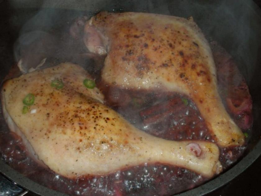 Barbarie Entenkeulen mit Portwein Preiselbeersauce und Kartoffelteig ...