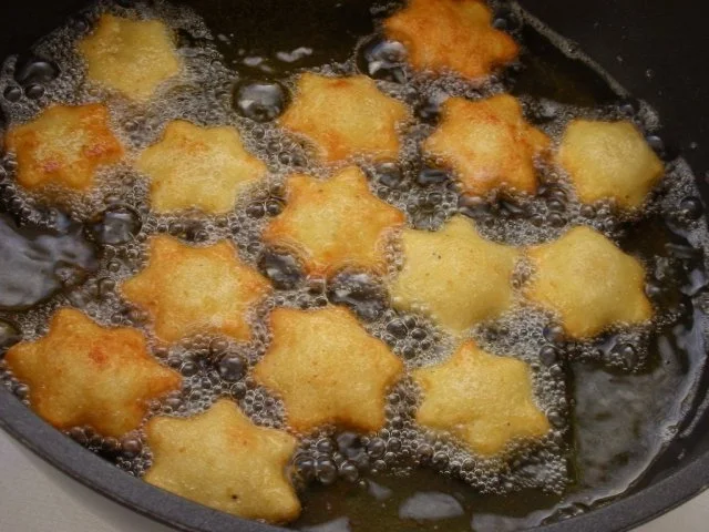 Rezept: Barbarie-Entenkeulen mit Portwein-Preiselbeersauce und Kartoffelteig-Sternen Bild Nr. 14 Barbarie-Entenkeulen mit Portwein-Preiselbeersauce und Kartoffelteig-Sternen - Rezept - Bild Nr. 14