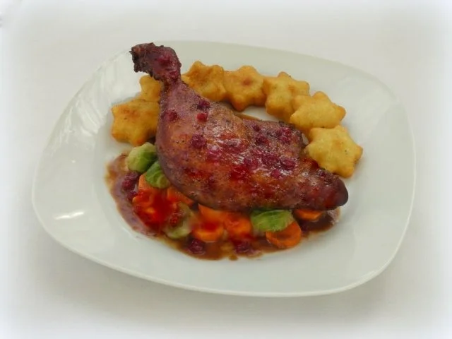 Rezept: Barbarie-Entenkeulen mit Portwein-Preiselbeersauce und Kartoffelteig-Sternen Bild Nr. 16 Barbarie-Entenkeulen mit Portwein-Preiselbeersauce und Kartoffelteig-Sternen - Rezept - Bild Nr. 16