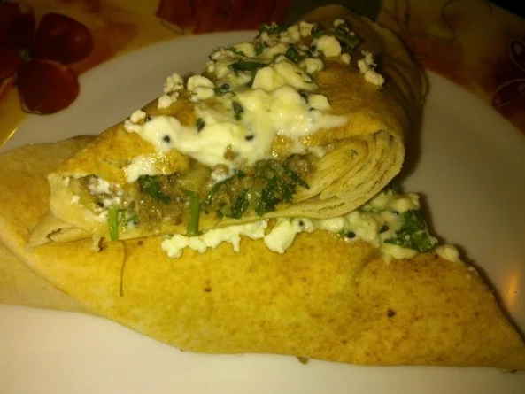 gefülltes arabisches Fladenbrot überbacken mit Schafskäse - Rezept