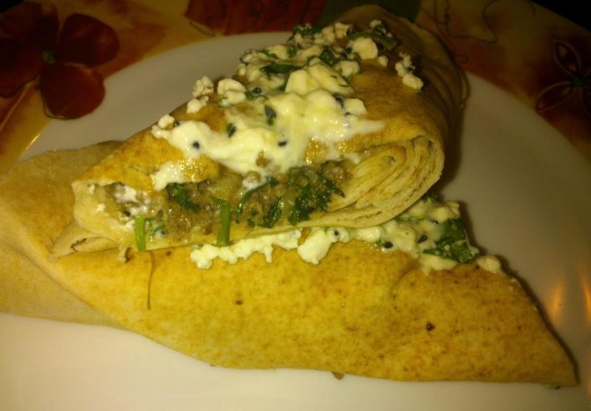 gefülltes arabisches Fladenbrot überbacken mit Schafskäse - Rezept ...
