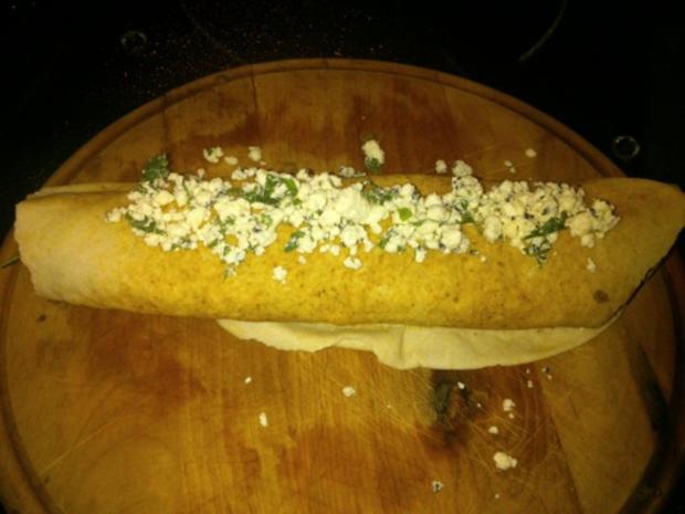 gefülltes arabisches Fladenbrot überbacken mit Schafskäse - Rezept ...